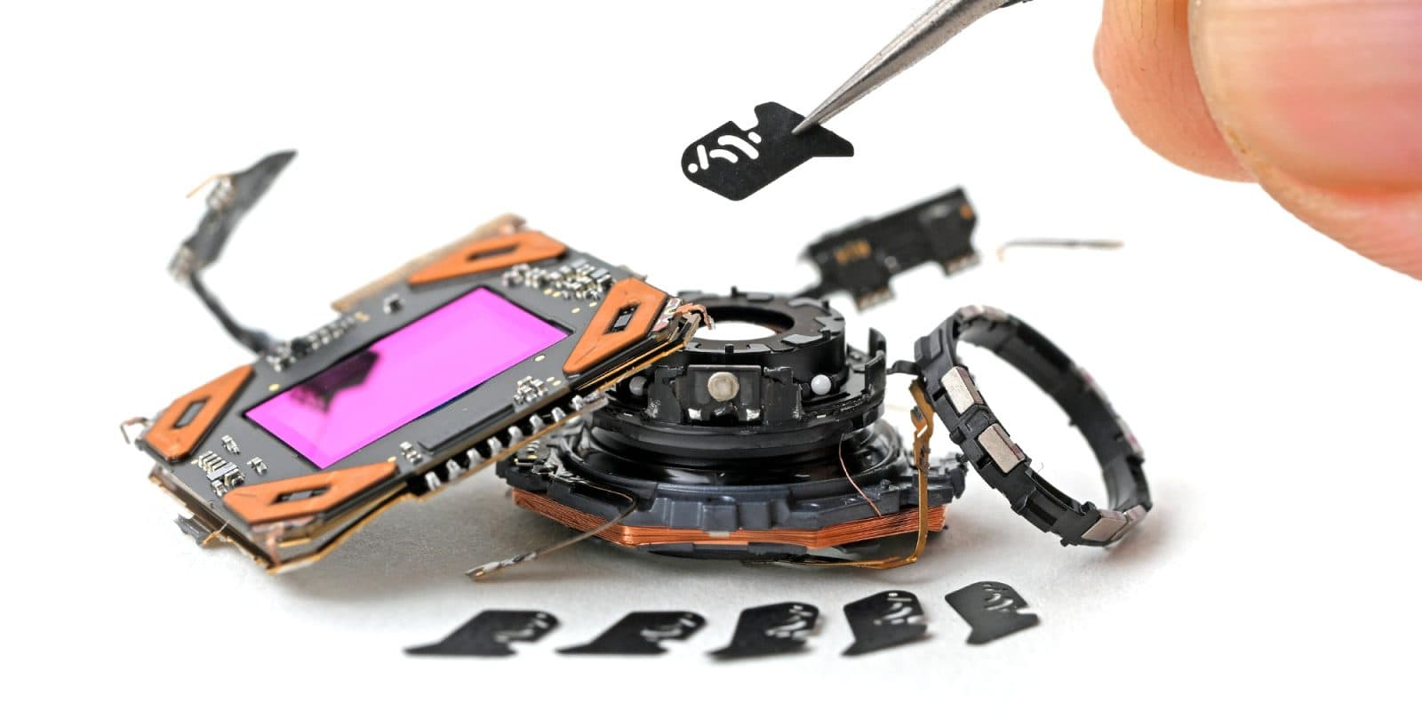 iFixit แกะ iPhone 18 Pro พบกลไกเลนส์รูรับแสงแปรผันและประเด็นซ่อมจอที่น่ากังวล