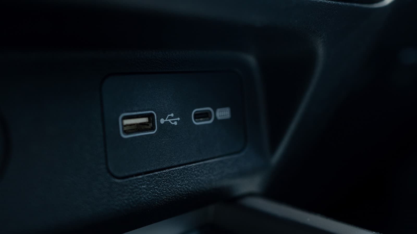 USB-A กับ USB-C ต่างกันอย่างไร ทำไมพอร์ตใหม่จึงสำคัญกว่า