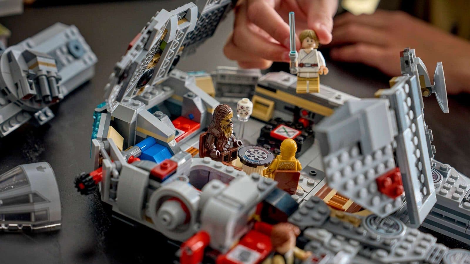 LEGO Star Wars Millennium Falcon รุ่น SMART Play ลดราคาต่ำสุดที่ Amazon