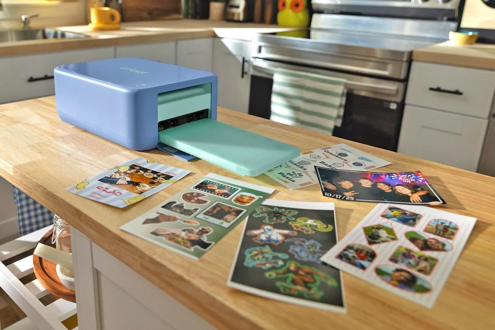 Cricut เปิดตัวเครื่องคราฟต์ขนาดกะทัดรัด พิมพ์ ตัด และเคลือบสติ๊กเกอร์ได้ในเครื่องเดียว