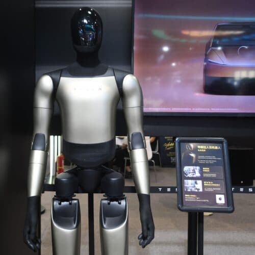 พนักงาน Tesla เริ่มไม่พอใจการฝึกหุ่นยนต์ Optimus ที่อาจมาแทนงานคน