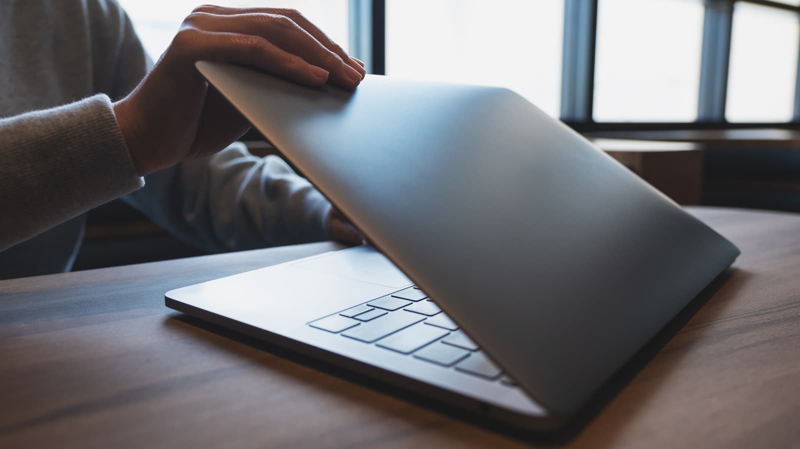 ควรปิดเครื่องหรือพักเครื่อง MacBook ทุกวัน?