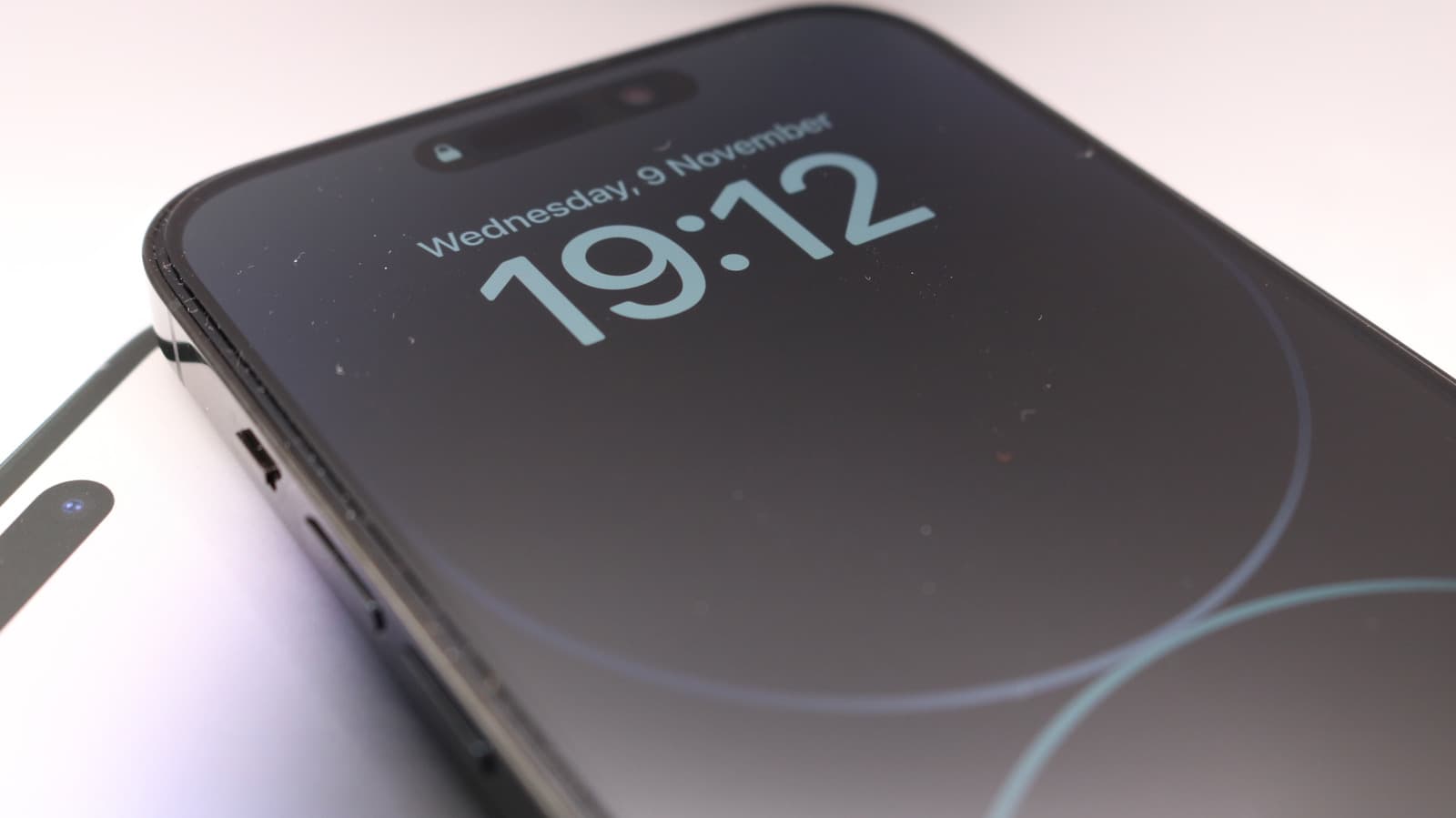 วิธีแก้ปัญหา Always-On Display บน iPhone ที่มักถูกปิดโดยไม่รู้ตัว