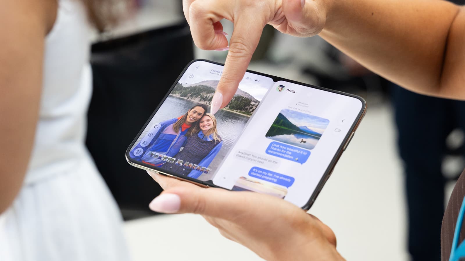 ทำไมยังต้องรอนานกว่าจะรู้ว่า “รอยพับ” ของ iPhone Duo จะชัดแค่ไหน