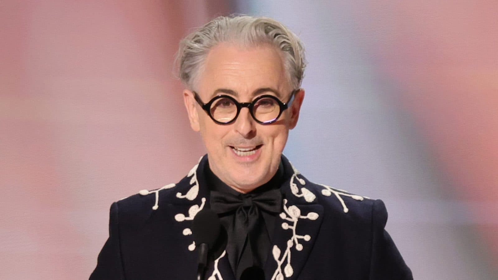 Alan Cumming บอกยังไม่เข้าใจพล็อต Avengers: Doomsday แต่เล่าว่ามีฉากต้องนอนทับ Black Widow