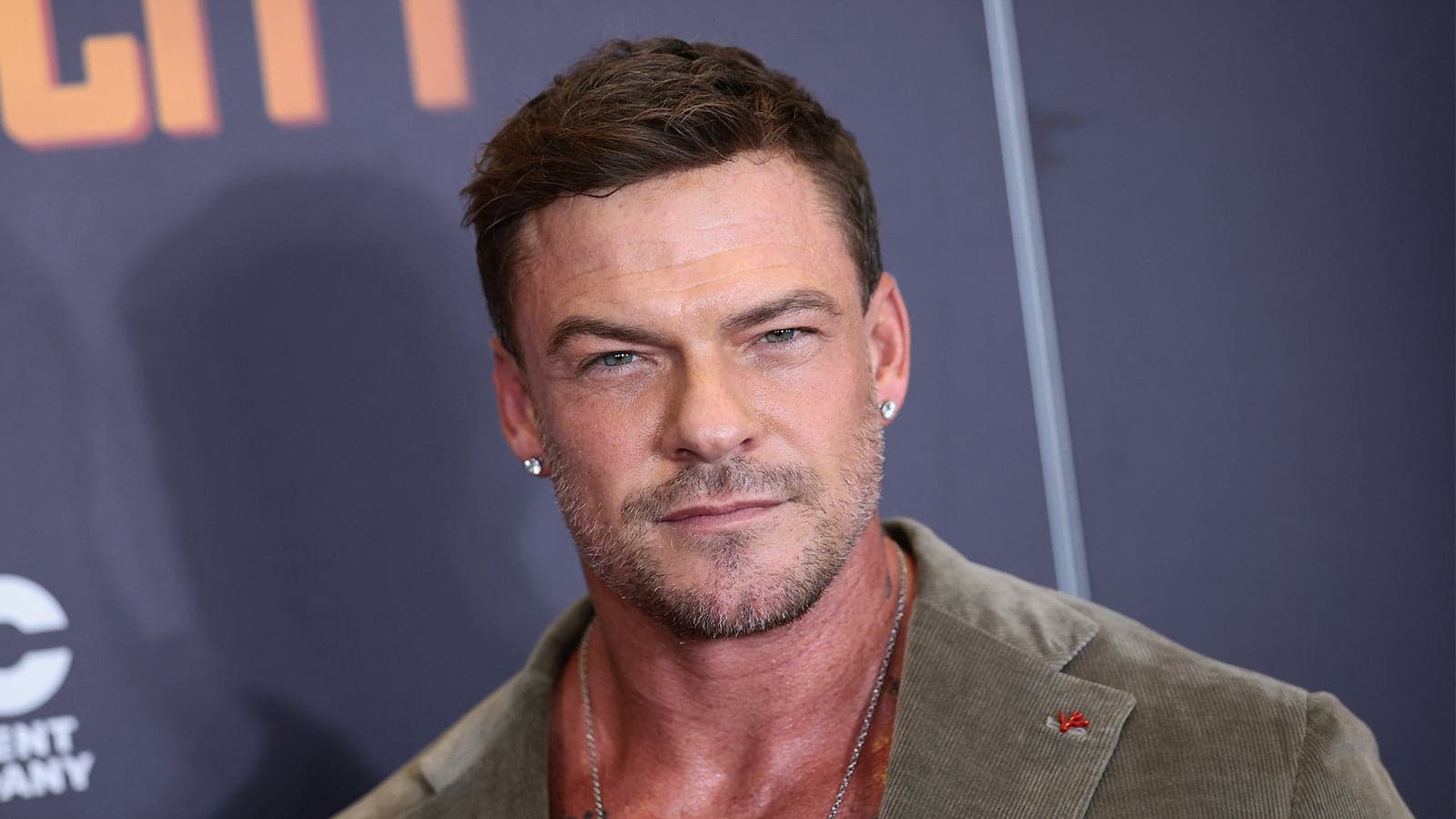 Alan Ritchson ยืนยันร่วมแสดงในหนัง Helldivers พร้อมเลื่อนฉายไปปี 2028