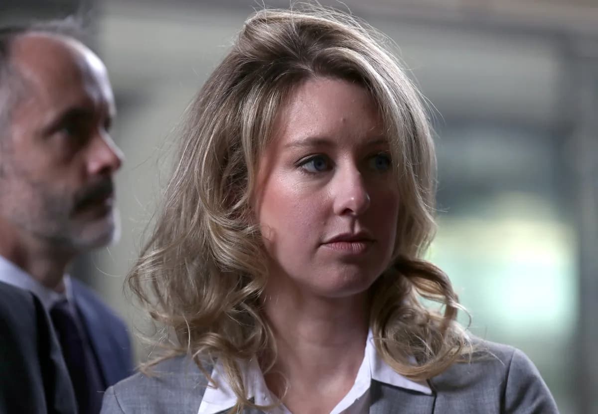 เว็บไซต์จำลองโต๊ะทำงานของ Elizabeth Holmes จากหลักฐานคดี Theranos