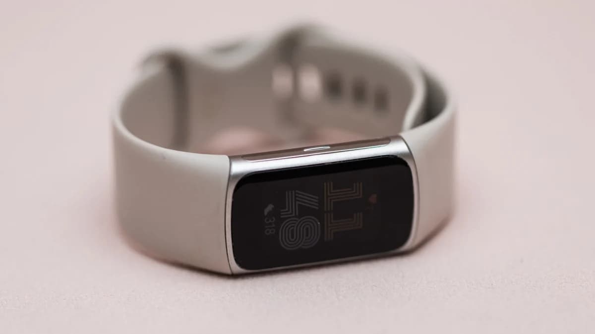 Google แง้มทีเซอร์ “Fitbit Edge” เตรียมเปิดตัว 12 ตุลาคม