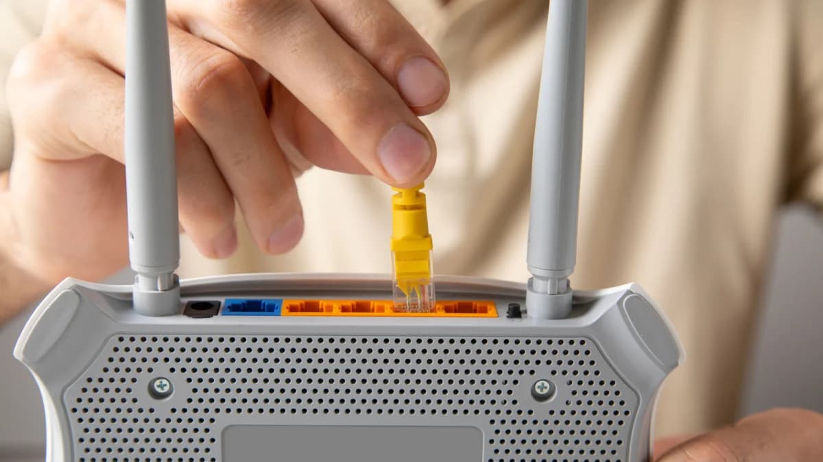 วิธีรับมือเมื่อสาย Ethernet ถอดไม่ออก