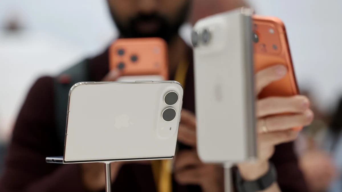 เปรียบเทียบ iPhone Duo กับ Xiaomi 18 Fold: สมาร์ตโฟนจอพับสองรุ่นต่างกันอย่างไร