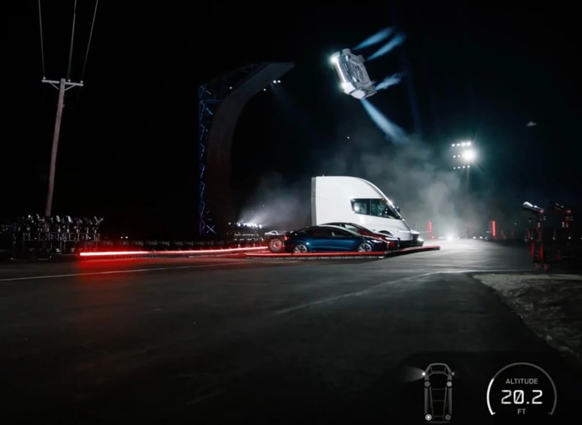 เทสลาโชว์ Roadster รุ่นใหม่ติดสปริงจรวด SpaceX กระโดดข้ามรถหลายรุ่นในการสาธิต