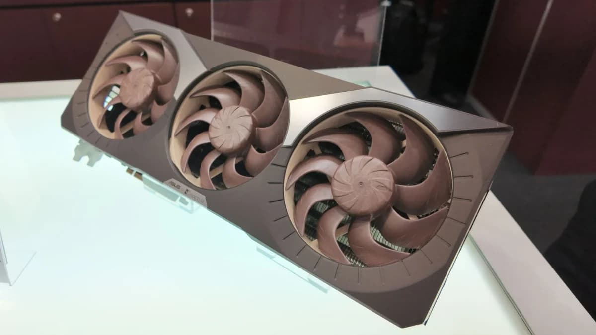 Asus เปลี่ยนการ์ดจอให้ Redditor ถึงสองรอบ จนได้ RTX 5080 สีขาวตรงกับชุดพีซี