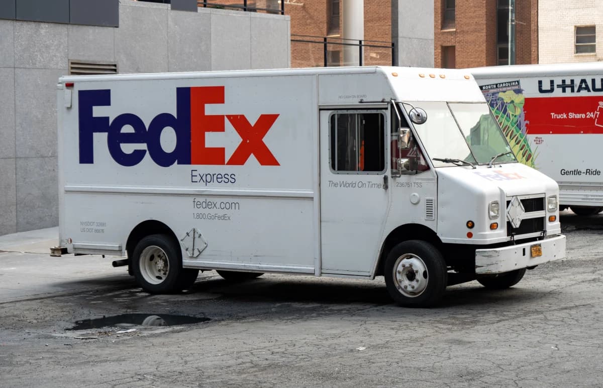 โจรกรรมพัสดุการ์ดสะสมมูลค่ากว่า 963,000 ดอลลาร์จากรถ FedEx