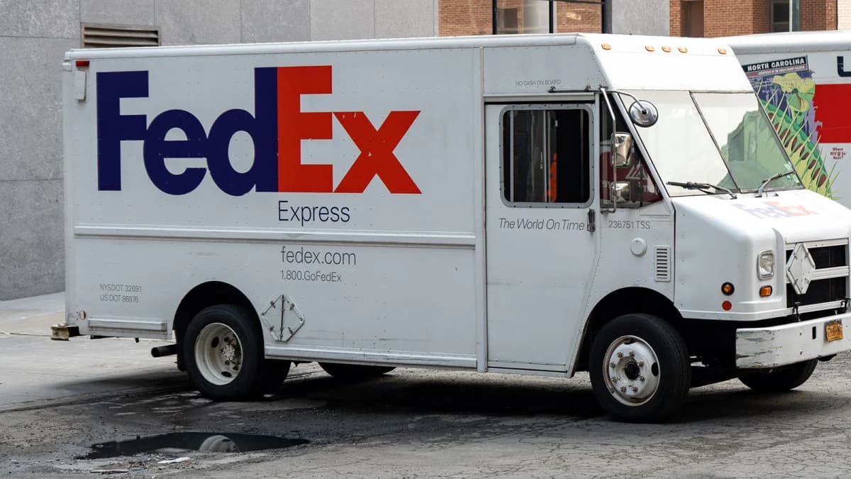 ตำรวจยืนยันโจรกรรมการ์ดสะสมจากรถ FedEx มูลค่าเกือบ 1 ล้านดอลลาร์