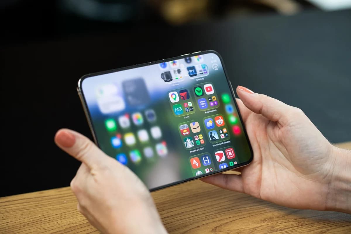 จุดเด่นของ iPhone Duo คือหน้าจอพับด้านในแบบด้านที่ใช้งานสบายตา