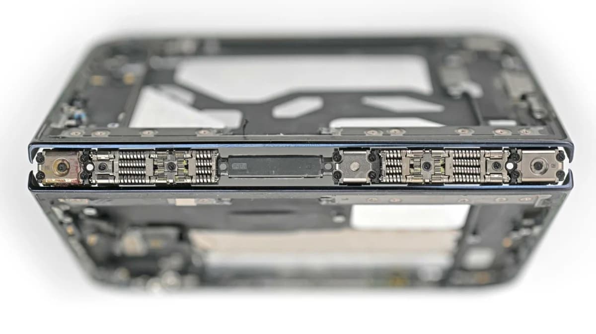 iFixit แกะเครื่อง iPhone Duo ชี้จุดเสี่ยงที่อาจทำให้จอพับแตกร้าว