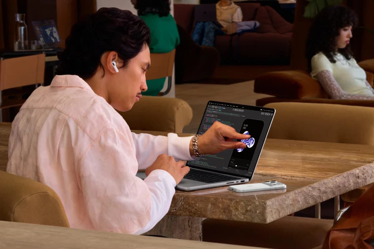 Apple เปิดตัว MacBook Pro รุ่นแรกจอสัมผัส OLED