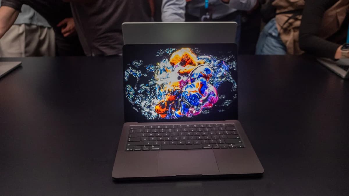 MacBook Pro รุ่นจอสัมผัสครั้งแรกของ Apple มาในดีไซน์บางเบาและจอดีขึ้น แต่ยังคงเอกลักษณ์เดิม