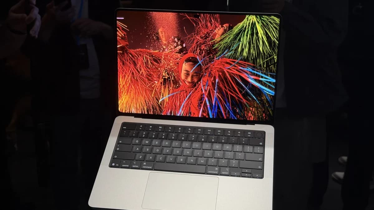 ข่าวลือชี้ MacBook Pro ดีไซน์ใหม่อาจได้จอ OLED แบบสัมผัสและเบาลงมาก