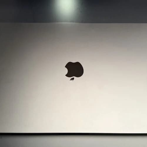 ลองจับ MacBook Pro รุ่นจอสัมผัส: OLED เด่น แม้ดีไซน์ไม่เปลี่ยนมาก