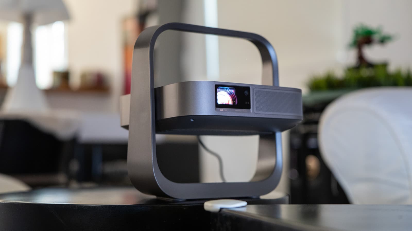 รีวิว XGIMI Elfin Flip 4K: โปรเจ็กเตอร์เลเซอร์พกพาที่ภาพคมในราคาน่าคบหา