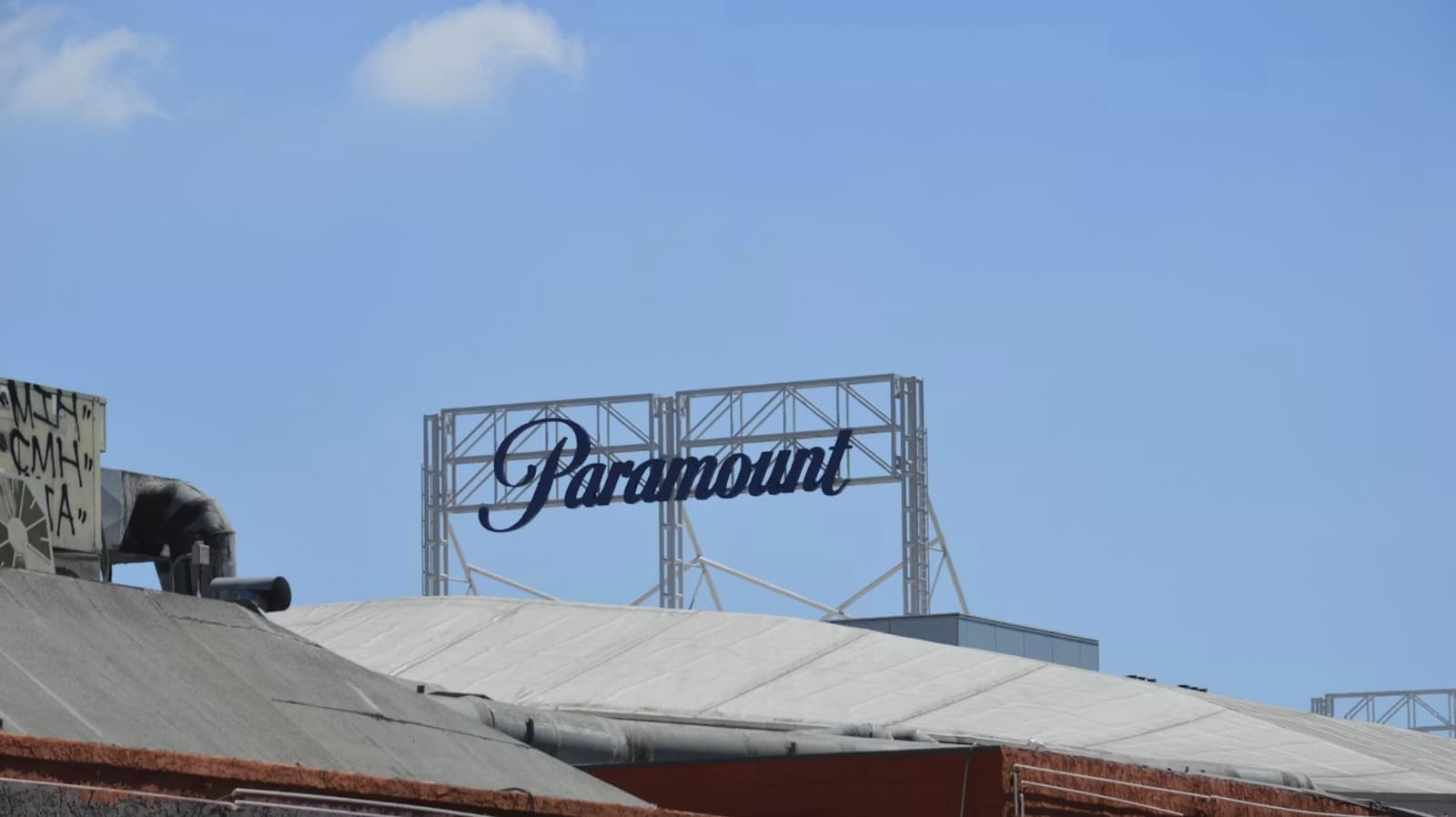 ศาลสั่งพักดีล Paramount-Warner Bros. ชั่วคราว 2 สัปดาห์