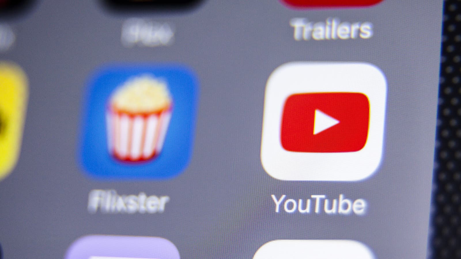 YouTube เพิ่มเครื่องมือช่วยสร้างและใส่ภาพปกวิดีโอให้ครีเอเตอร์ง่ายขึ้น