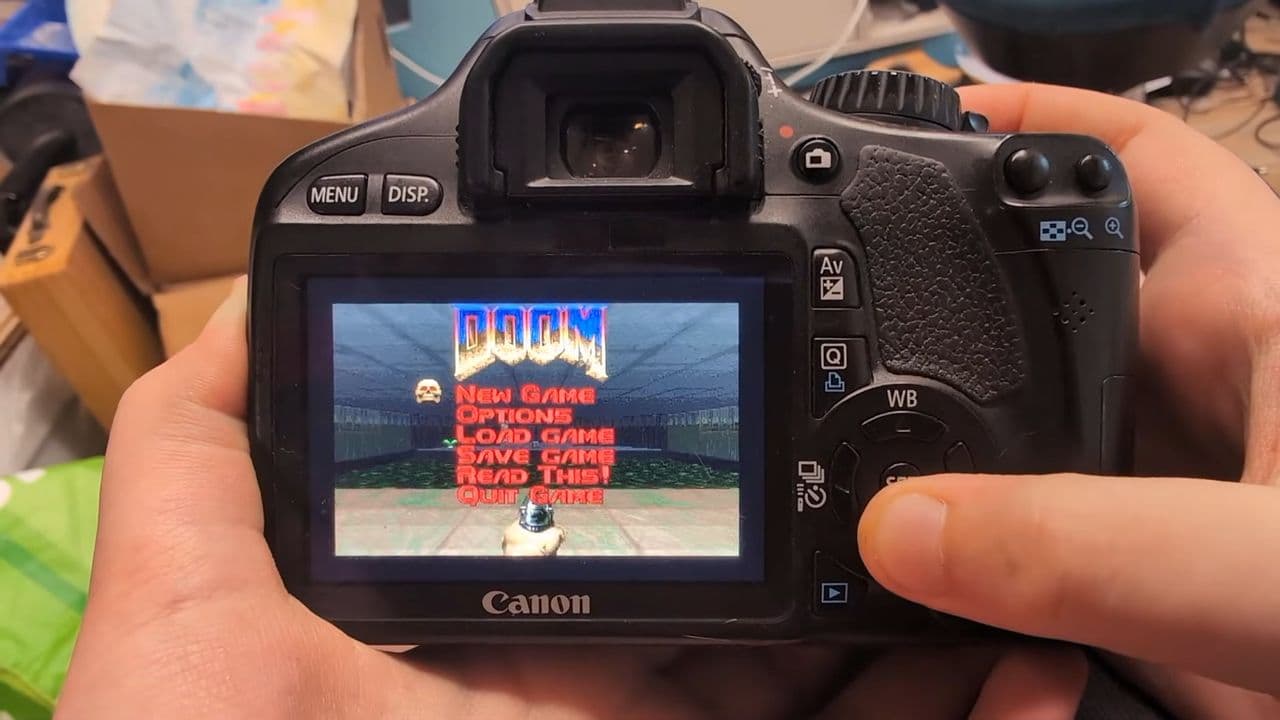 มีคนพอร์ต DOOM ไปรันบนกล้อง DSLR Canon EOS 550D ได้แล้ว