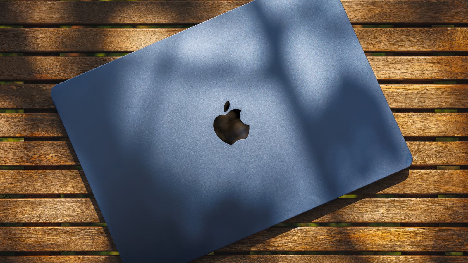 ข้อควรรู้ก่อนนำ MacBook ไปใช้งานกลางแจ้ง