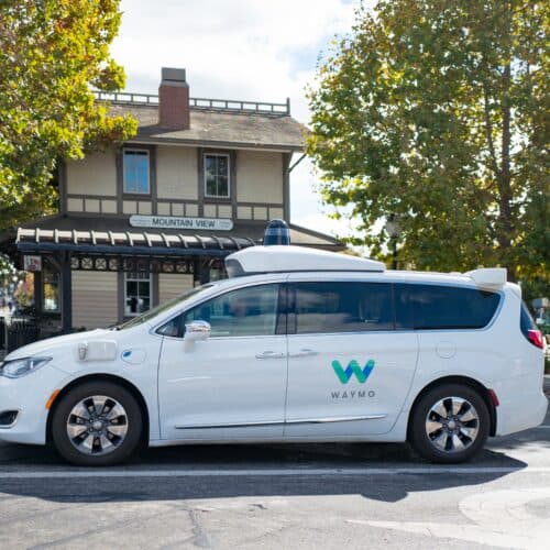 ศาลสั่ง Waymo หยุดชาร์จรถข้ามคืนในซานตาโมนิกาหลังถูกร้องเรียนเรื่องเสียง