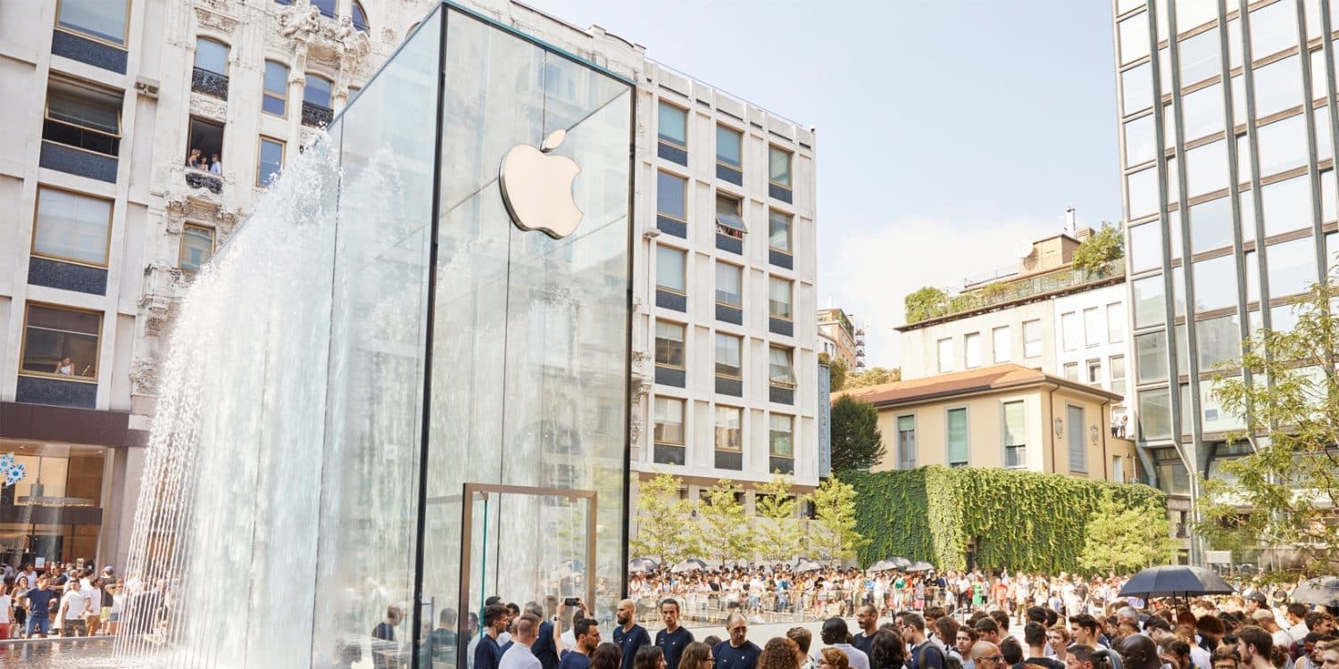 ป้ายโฆษณา Apple รูปเด็กถือ iPhone จุดกระแสวิจารณ์ในอิตาลี