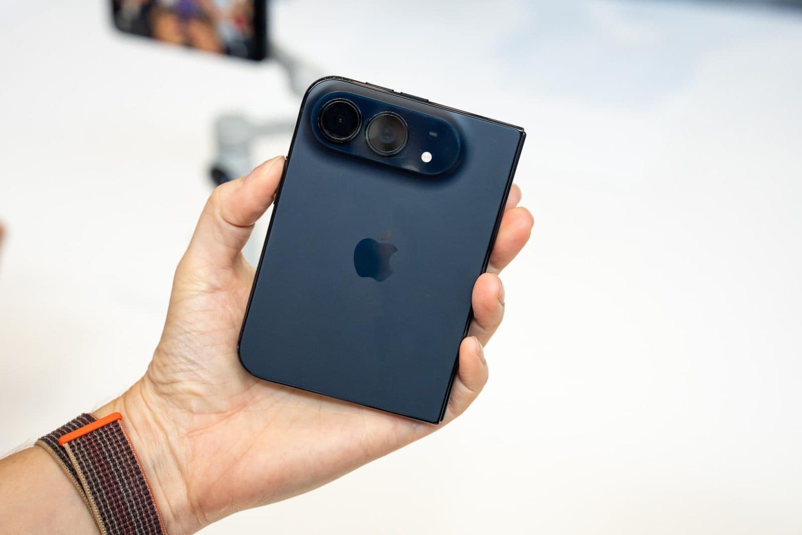 The Verge ชี้เปิดตัว iPhone Duo สมาร์ตโฟนพับได้รุ่นแรกของ Apple