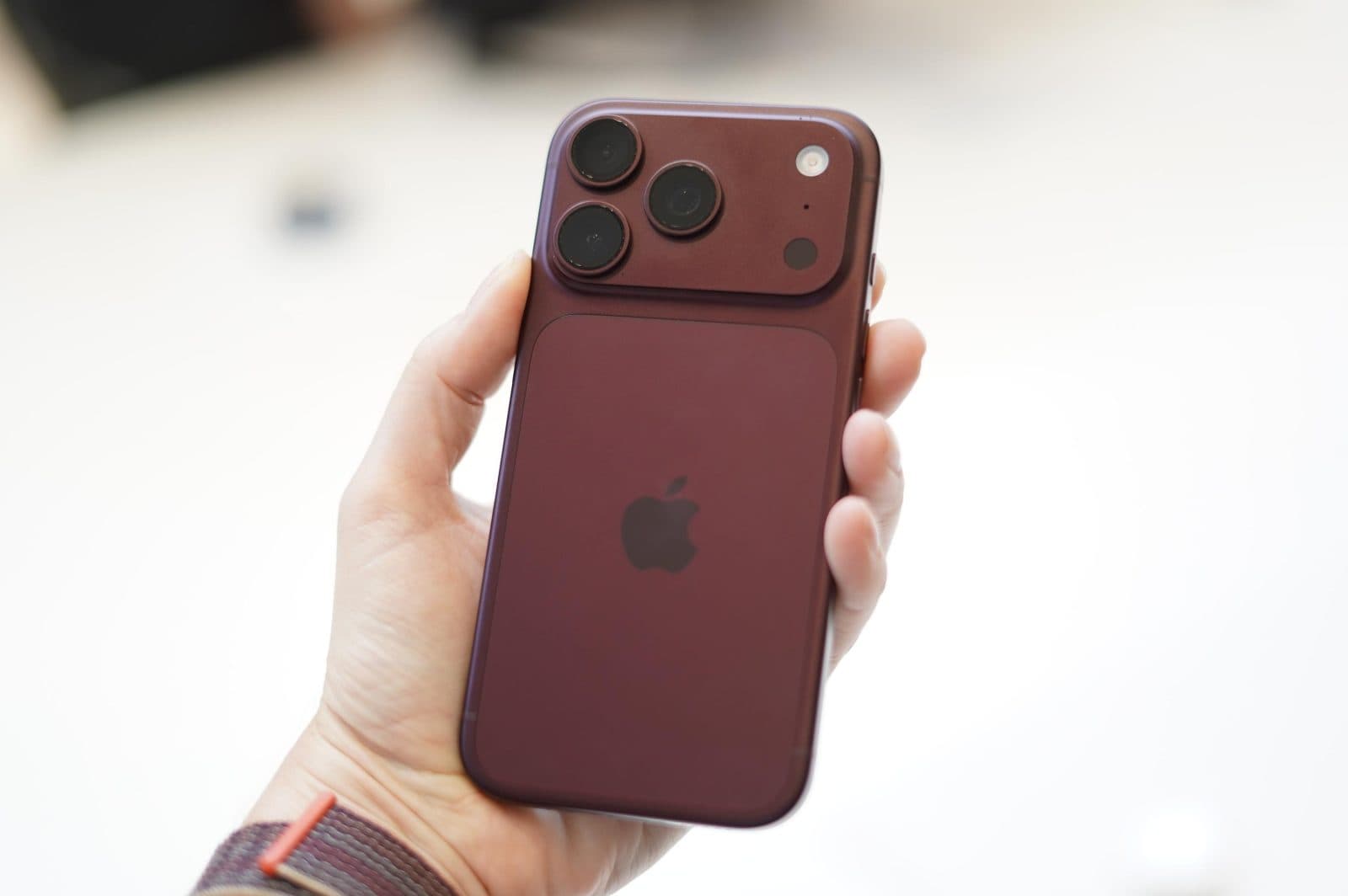 ลองจับ iPhone 18 Pro/Pro Max ครั้งแรก: ดีไซน์คล้ายเดิม แต่เพิ่มกล้องเลนส์รูรับแสงแปรผัน