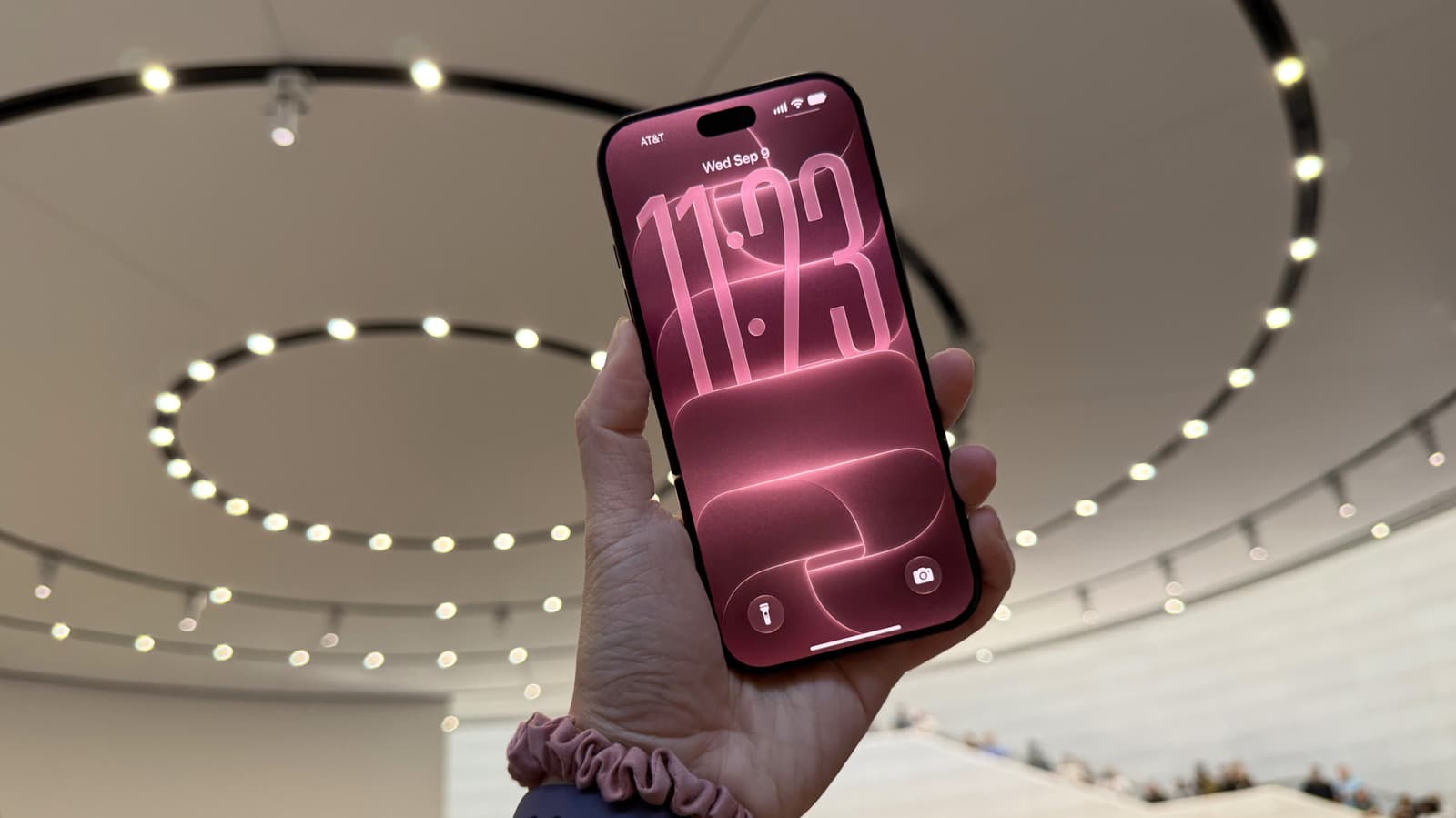 ทดลองจับ iPhone 18 Pro: รูรับแสงปรับได้และสีใหม่สะดุดตา