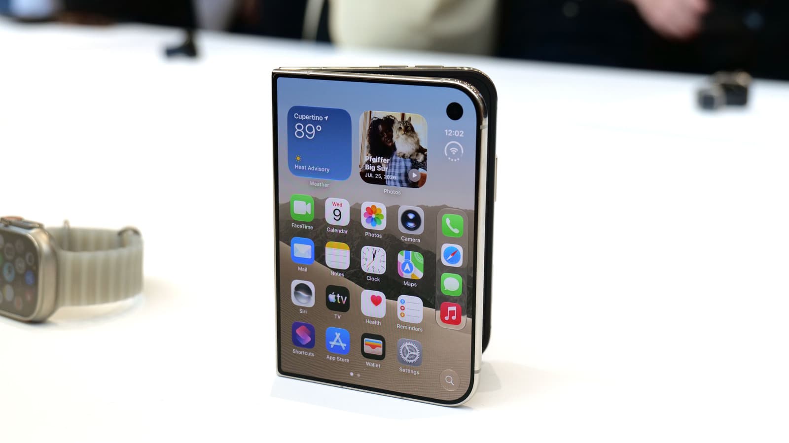 ลองจับ iPhone Duo: มือถือที่น่าตื่นเต้นที่สุดของ Apple ในรอบทศวรรษ