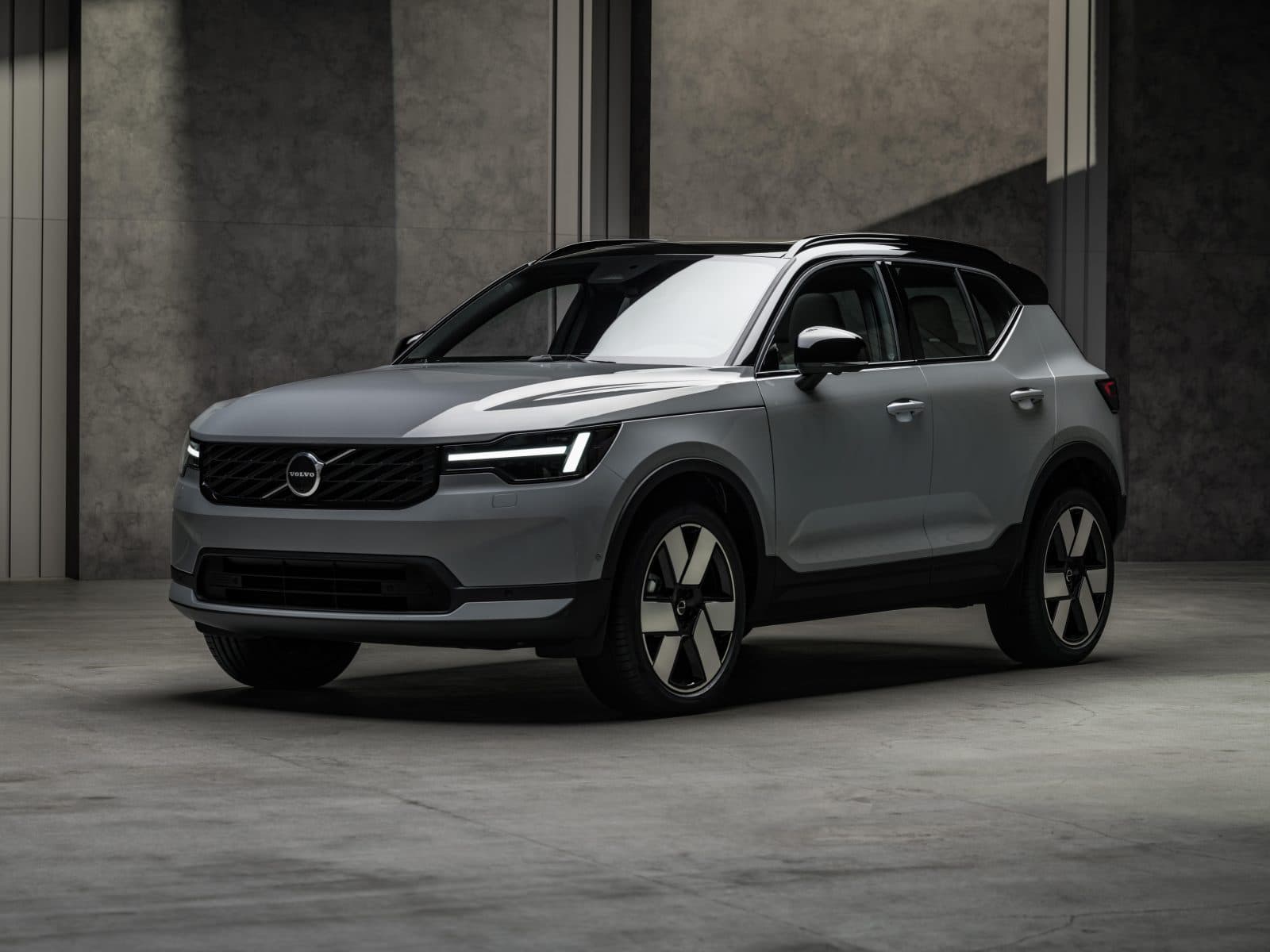 Volvo XC40 PHEV กลับมาใหม่ พร้อมดีไซน์ปรับโฉมและ Gemini AI