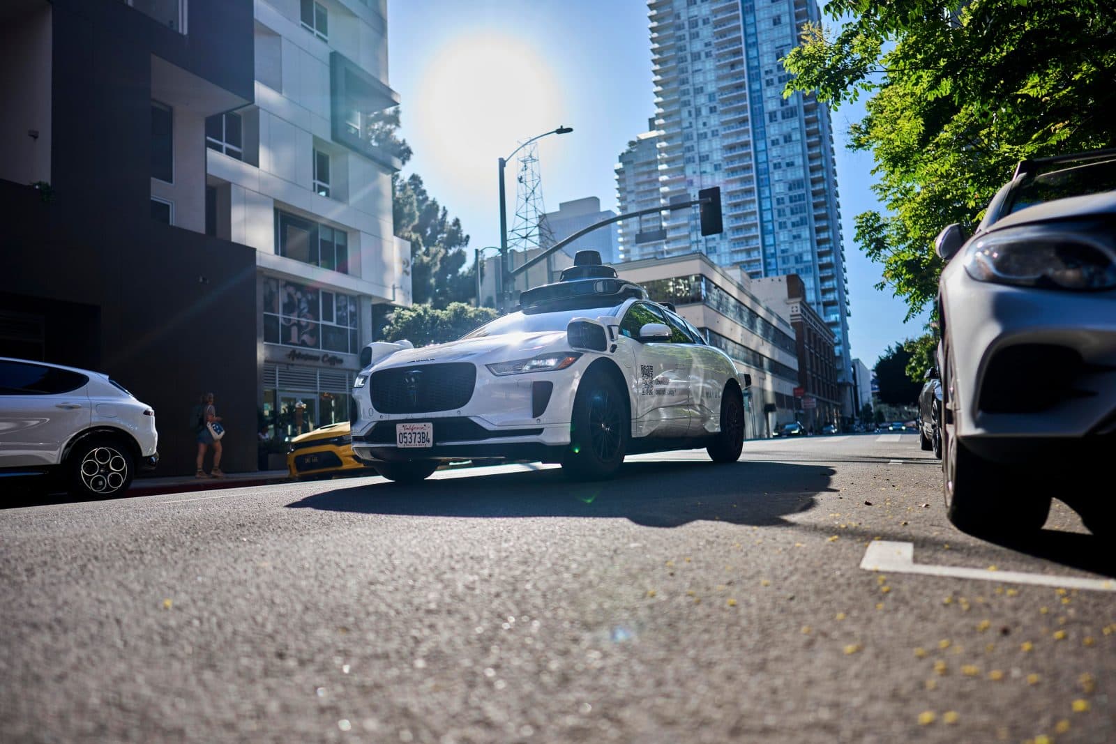 Waymo รถไร้คนขับจอดรถเรียกตำรวจ หลังตรวจพบอาวุธปืนบนรถ