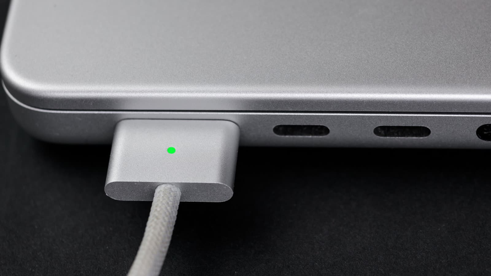MagSafe กับ USB-C: แบบไหนเหมาะกับการชาร์จ MacBook มากกว่า