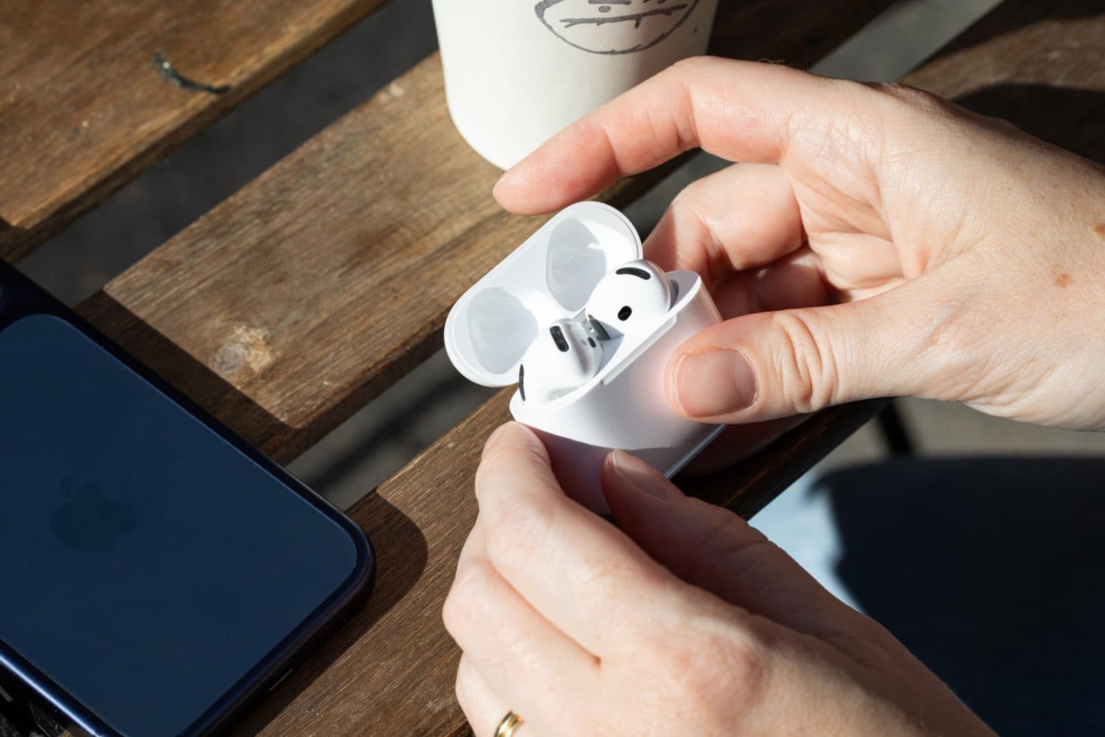 รีวิว AirPods 5: รุ่นใหม่ราคาถูกลง ฟีเจอร์คุ้มกว่าที่เคย