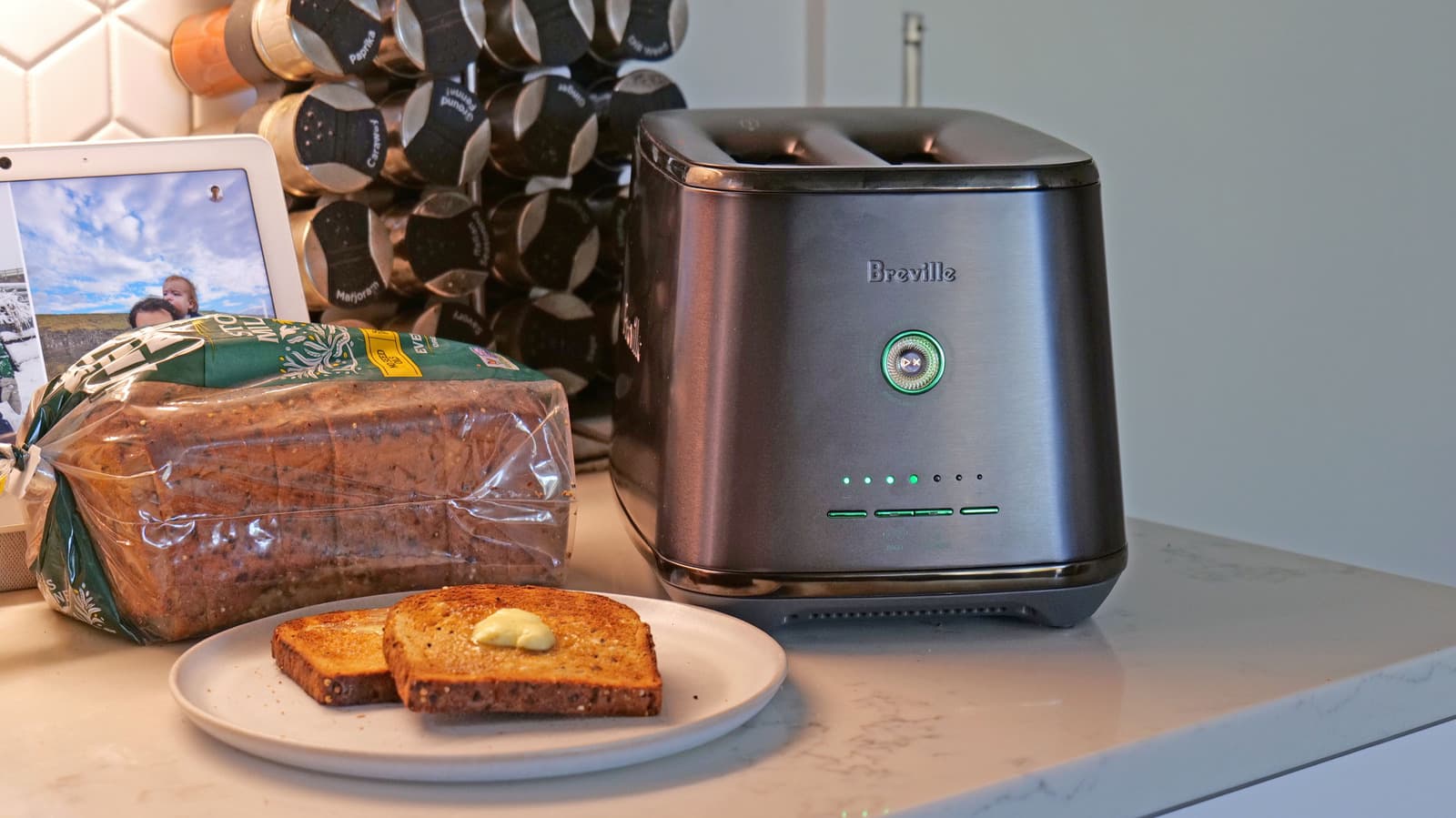 รีวิว Breville Eye Q: เครื่องปิ้งขนมปังที่ใช้กล้องมองสีแทนตั้งเวลา