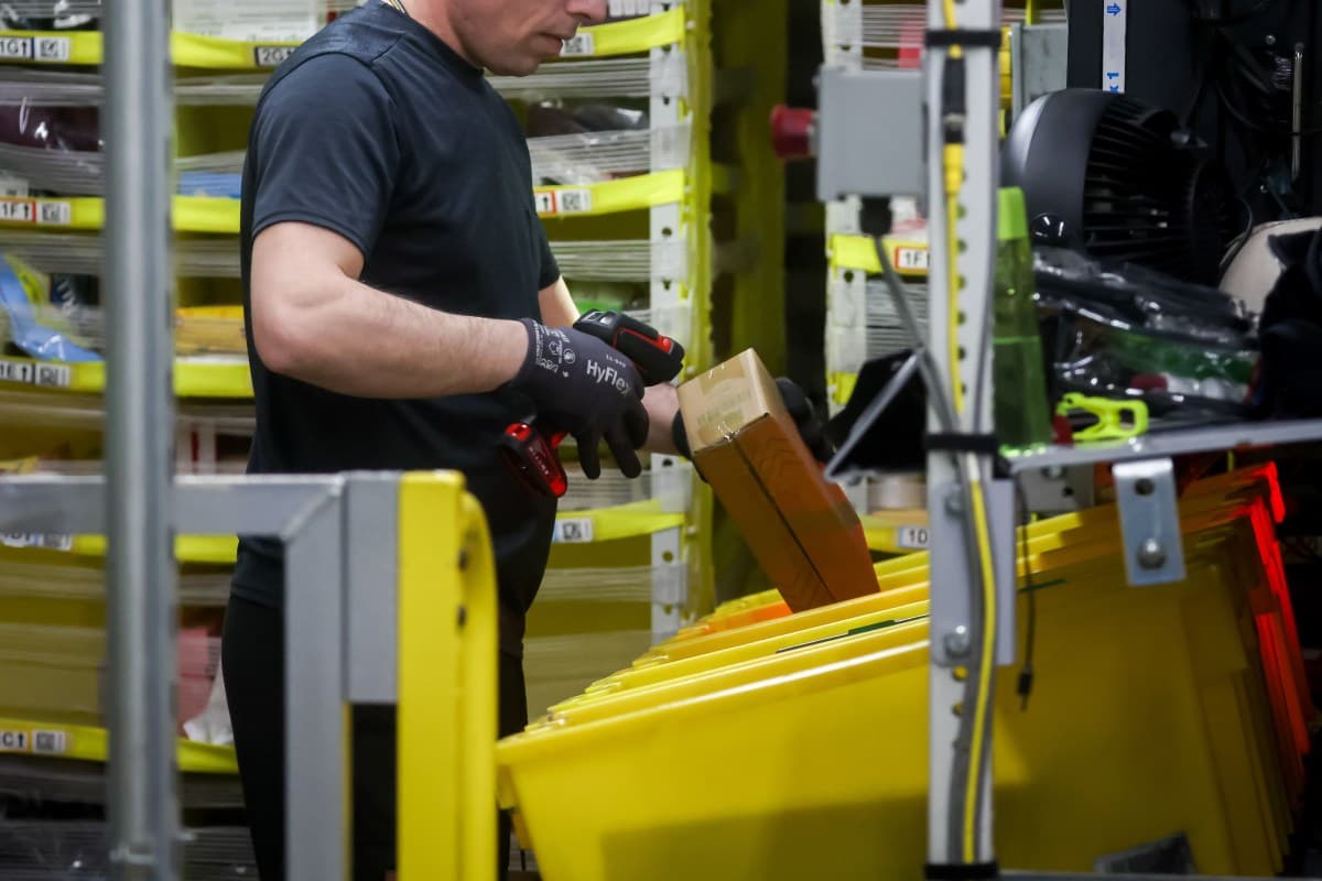 Amazon ขึ้นค่าจ้างพนักงานชั่วโมงละ 1 ดอลลาร์