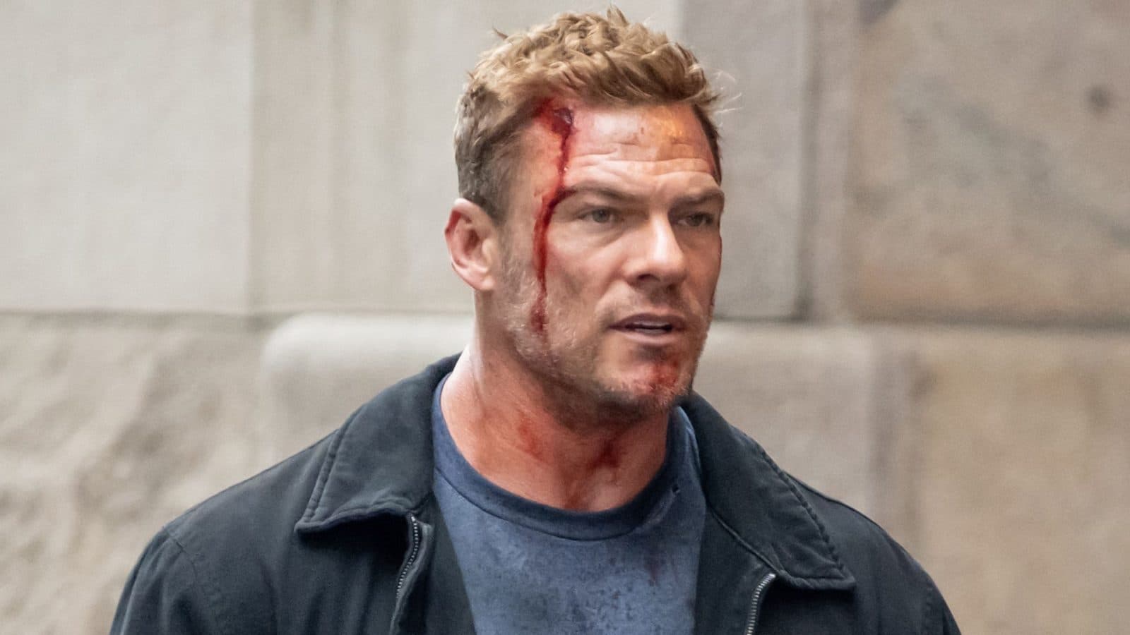 Alan Ritchson เจรจารับบทนำในหนัง Helldivers แทน Jason Momoa