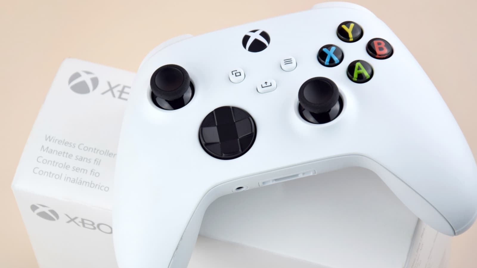 เปรียบเทียบจอย Xbox แบบมีสายกับไร้สาย: ข้อดีข้อเสียที่ควรรู้
