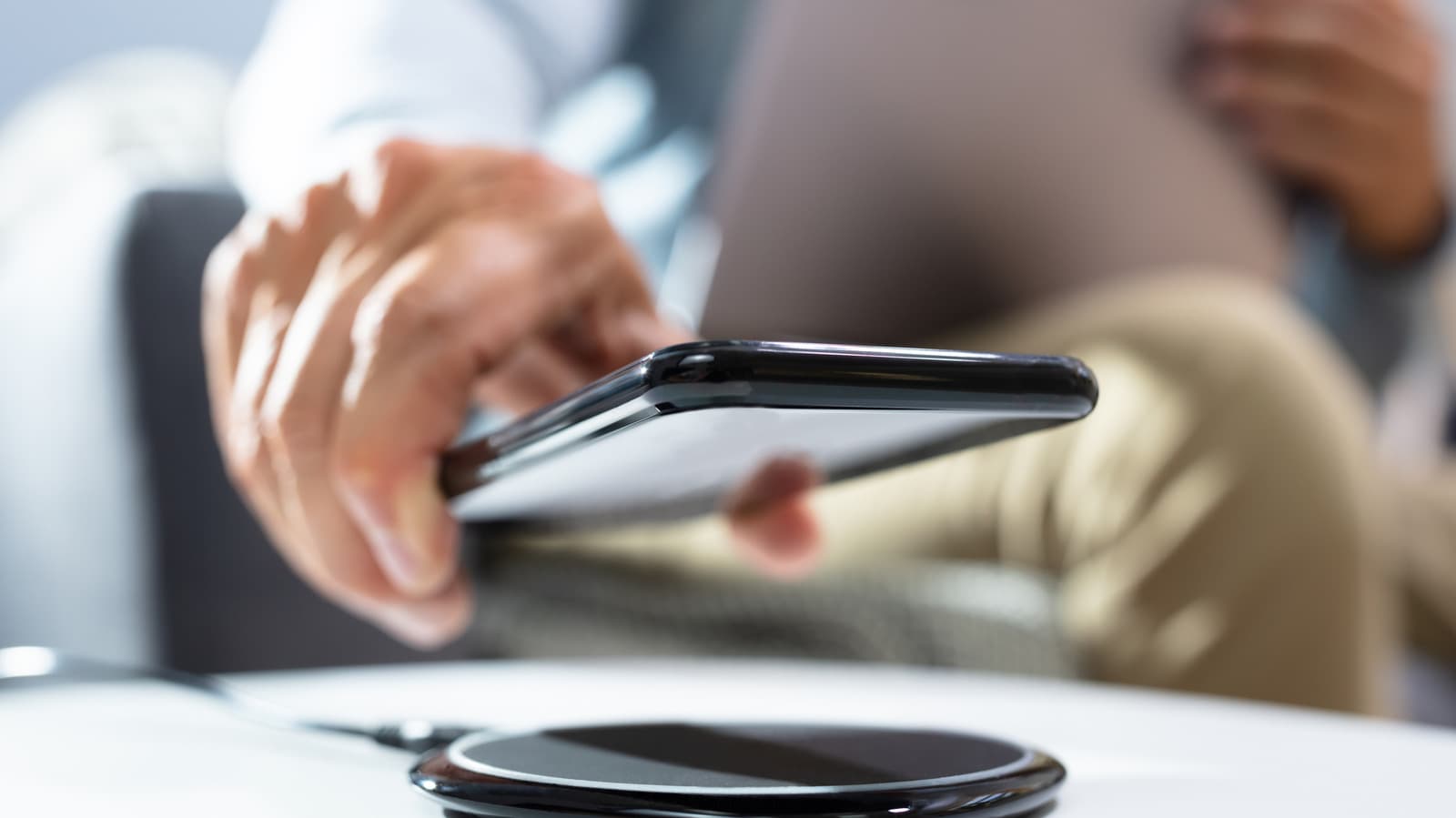 ชาร์จสายกับชาร์จไร้สาย แบบไหนดีกว่าต่อสุขภาพแบตเตอรี่