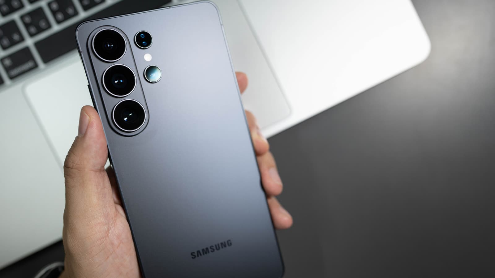 วิธีปรับแต่งปุ่มด้านข้างบนมือถือ Samsung Galaxy ให้ทำงานได้ตามต้องการ