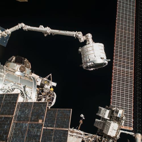 NASA ยังไม่สามารถขยับแขนกลขนาดใหญ่ของสถานีอวกาศได้ชั่วคราว