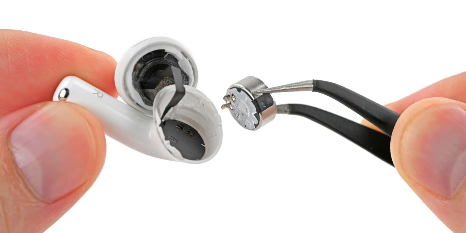 แกะ AirPods 5 พบ Apple ขยับเรื่องซ่อมได้จริงครั้งแรก แม้ยังเปลี่ยนได้น้อย