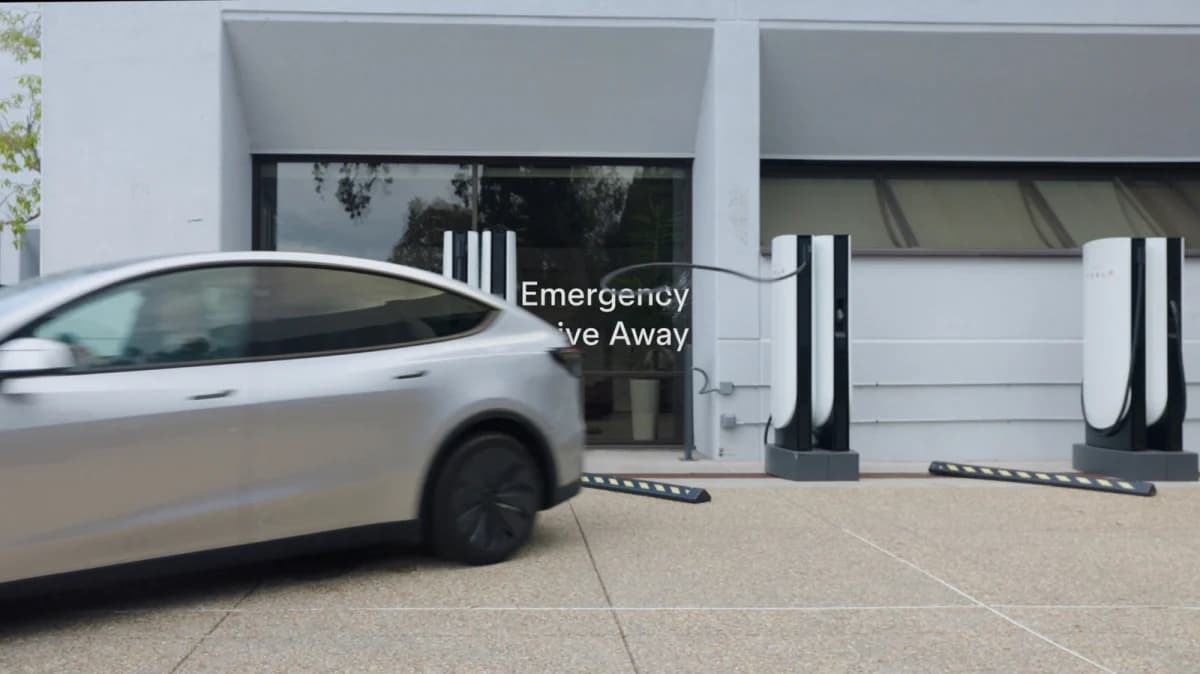 Tesla เพิ่มฟีเจอร์ฉุกเฉินให้ขับรถออกได้แม้สายชาร์จยังเสียบอยู่