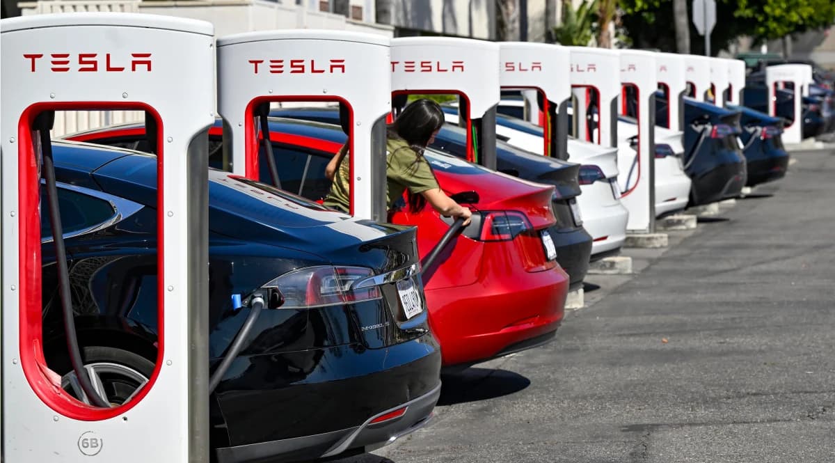 Tesla เพิ่มฟีเจอร์ปลดล็อกชาร์จฉุกเฉิน ให้ขับหนีได้ทันที