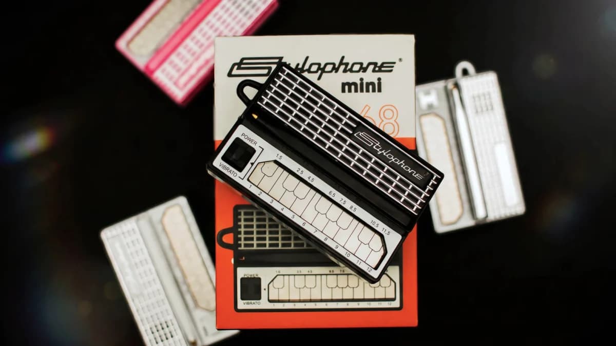 Stylophone Mini ซินธ์พกพารุ่นใหม่ มาใน 3 สี พร้อมเสียงคลาสสิกในตัว